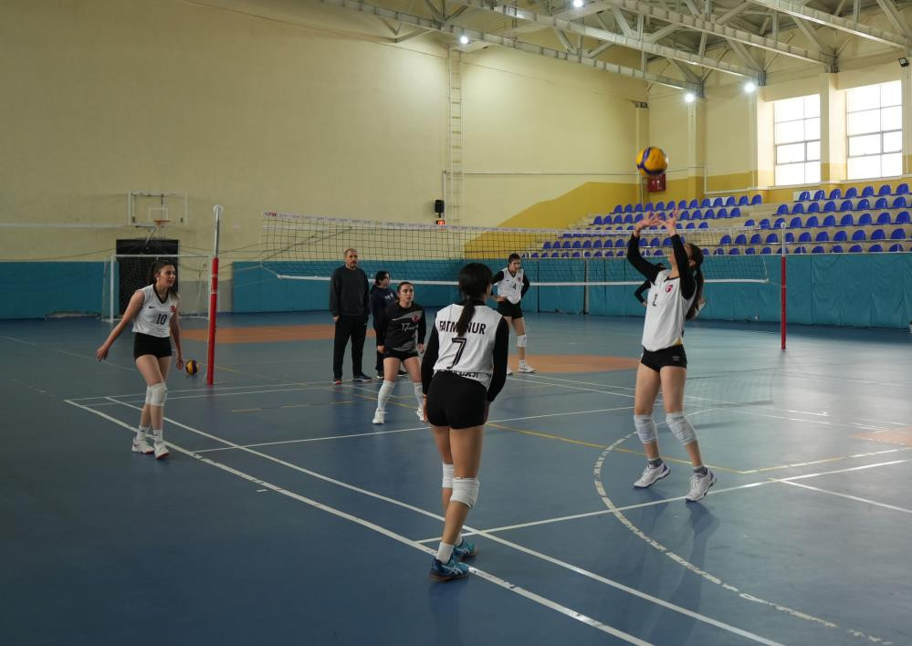 12 bin takım arasından zirveye çıkan Muş Spor Lisesi Kız Voleybol Takımı, Türkiye şampiyonasında