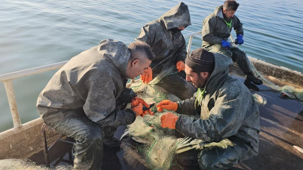 Balıkçıların Erçek Gölü'nde zorlu kış mesaisi