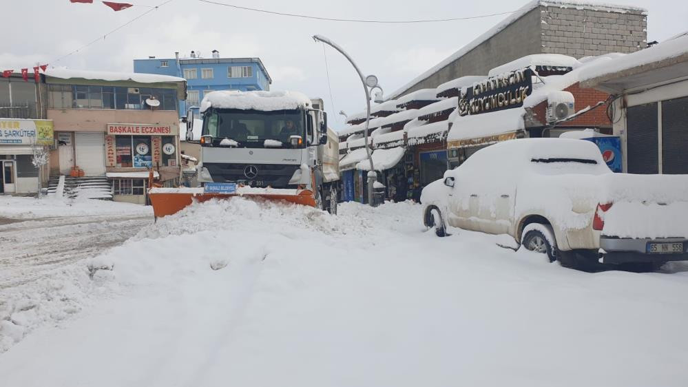 Başkale'de araçlar kara gömüldü, 88 yerleşim yerinin yolu ulaşıma kapandı