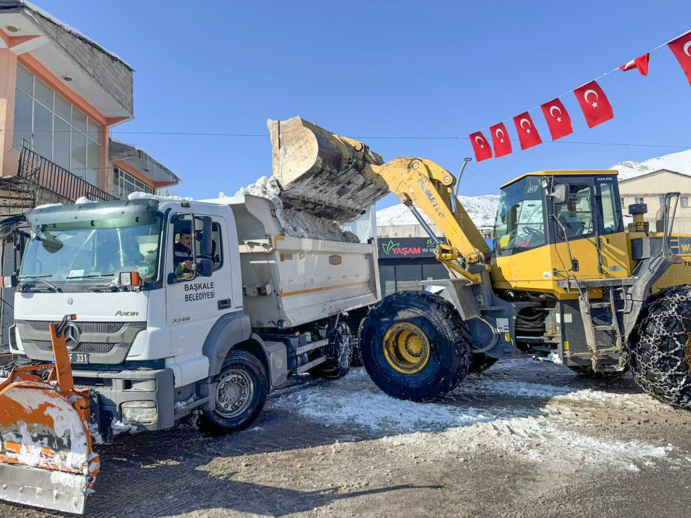 Başkale'de kar yığınları kamyonlarla ilçe dışına taşınıyor