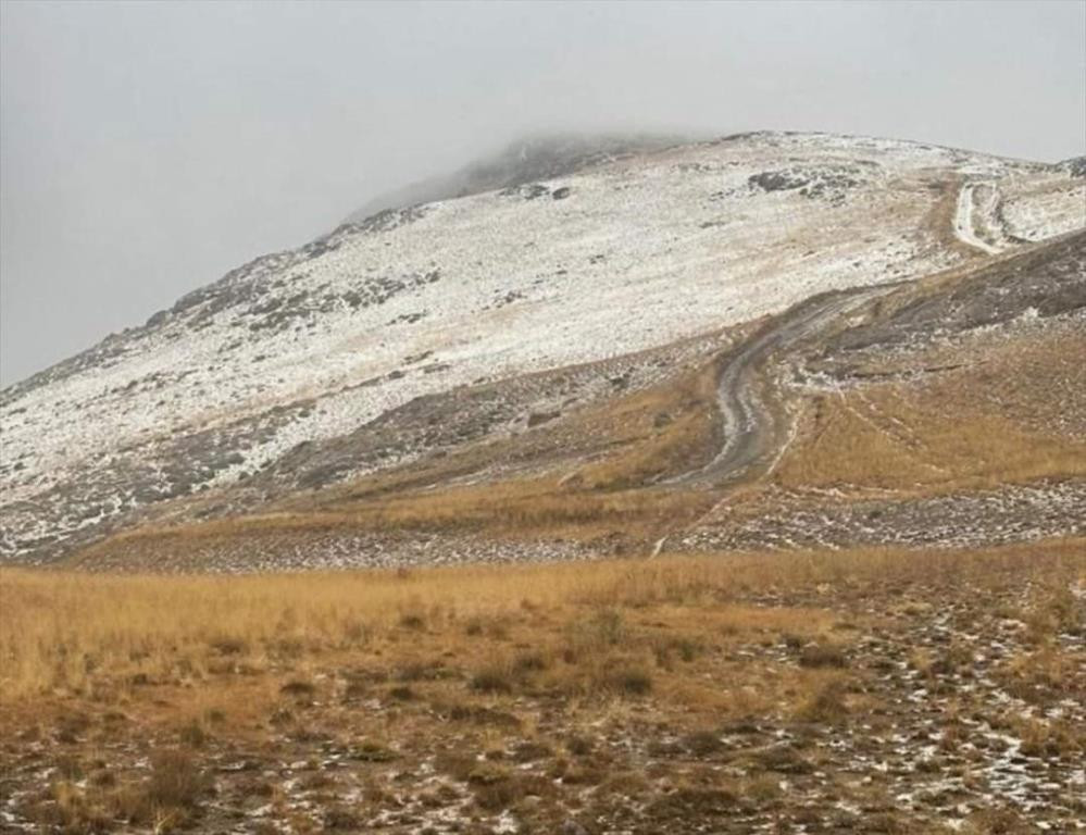 Başkale'de mevsimin ilk karı yağdı