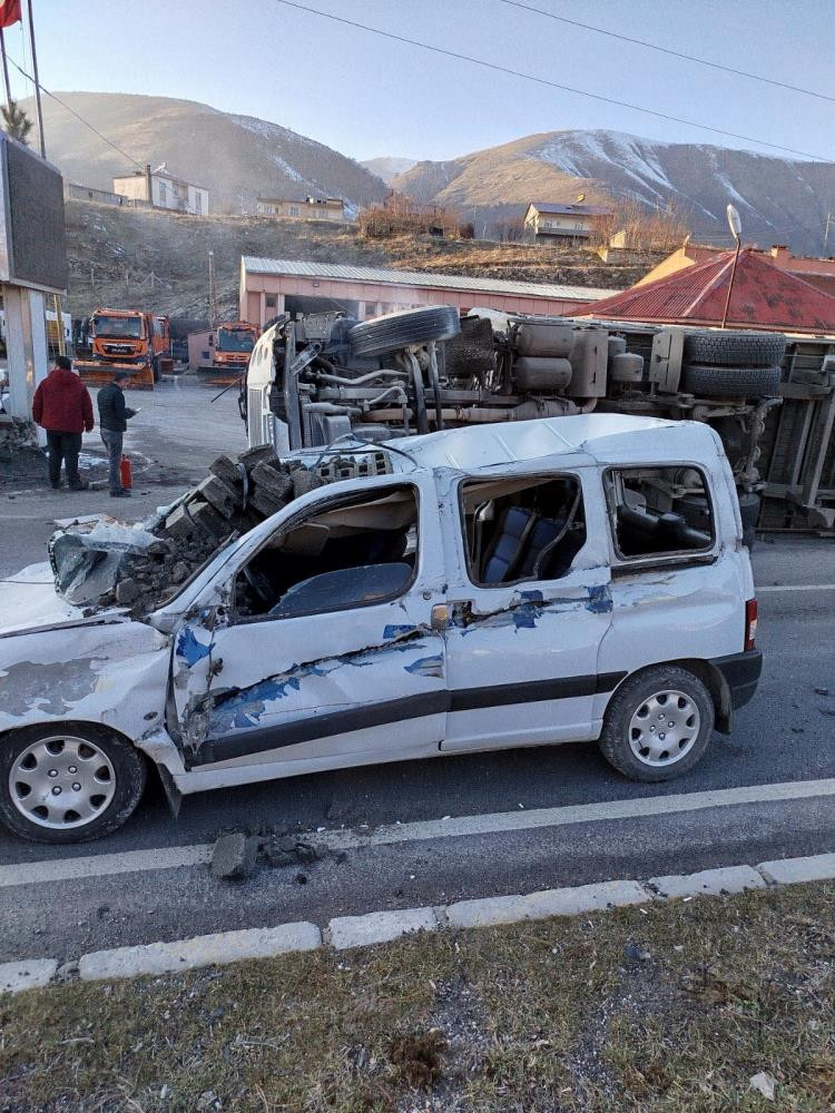 Bitlis’te tır devrildi: 2 yaralı