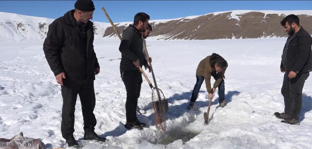 Buz tutan gölette ‘Eskimo’ usulü balık avı