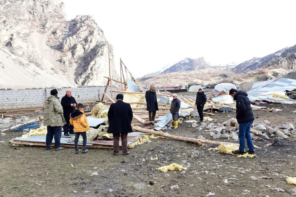 Çatak’ta fırtına çatıları uçurdu