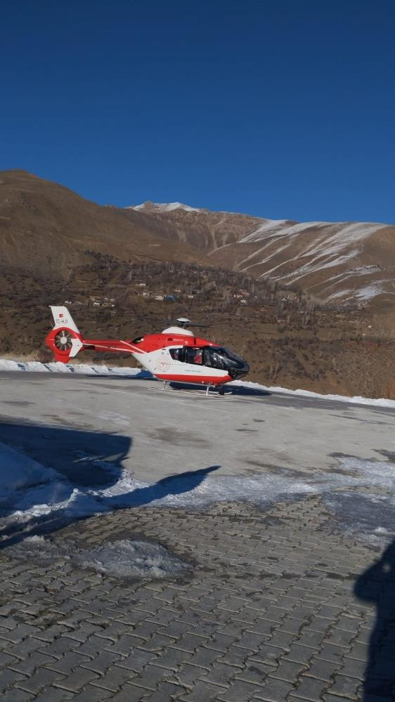 Çatak'ta serebrovasküler tedavisi gören hasta ambulans helikopterle Van'a getirildi