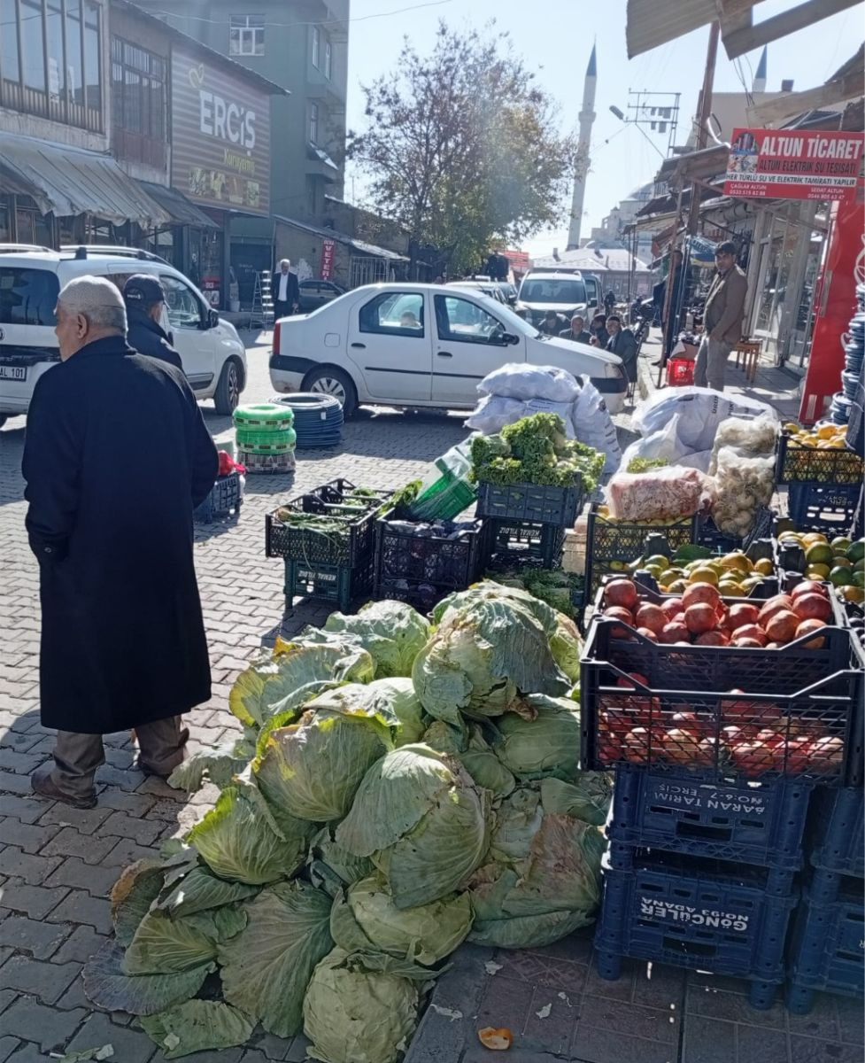 ERCİŞ BELEDİYESİ ZABITA EKİPLERİ  KALDIRIM İŞGALİNE GEÇİT VERMİYOR