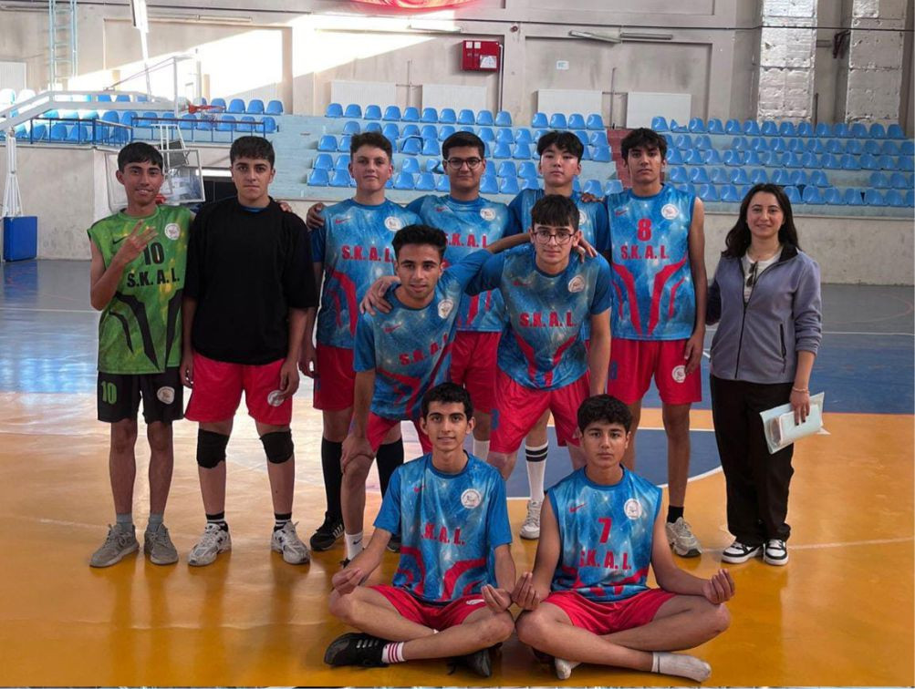 ERCİŞ SEVİM KÜRÜM ANADOLU LİSESİ  VOLEYBOLDA İLÇE ŞAMPİYONU OLDU  