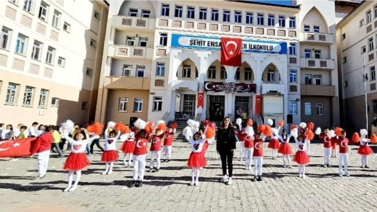 ERCİŞ'TE CUMHURİYET BAYRAMI COŞKUYLA KUTLANDI