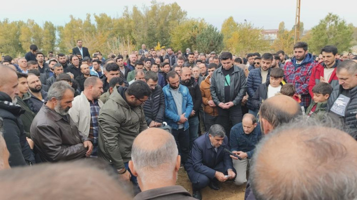 Erciş'te silahlı saldırıda yaşamını yitiren hastane çalışanı Emrah Budak, gözyaşları ve dualarla son yolculuğuna uğurlandı 