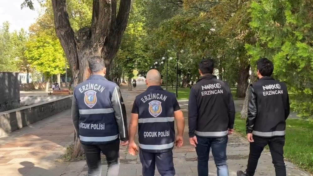 Erzincan’da polisin okul çevrelerinde denetimleri sürüyor