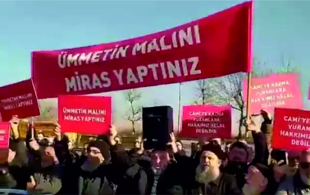 Menzil Cemaati'ndeki kavga sokağa taştı