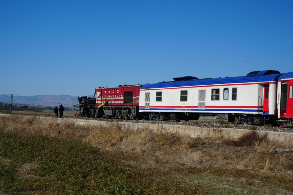 Muş’ta yolcu treni beton pompasına çarptı; 1 ölü, 2 yaralı