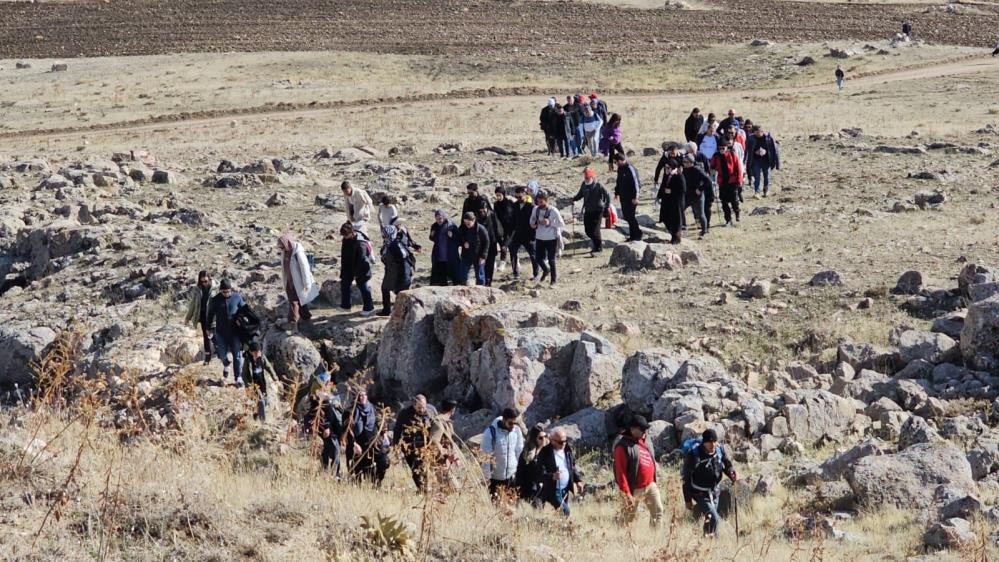 Öğretmenlerden 2 bin 600 yıllık Zernaki Tepe'ye doğa yürüyüşü 