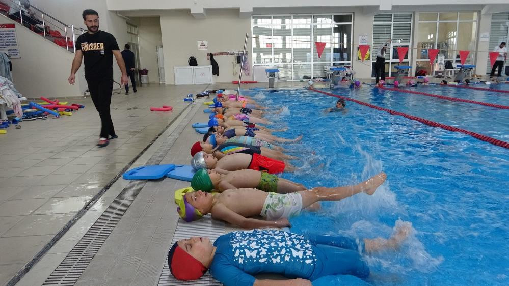 Van Gençlik ve Spor İl Müdürlüğünden öğrencilere karne hediyesi