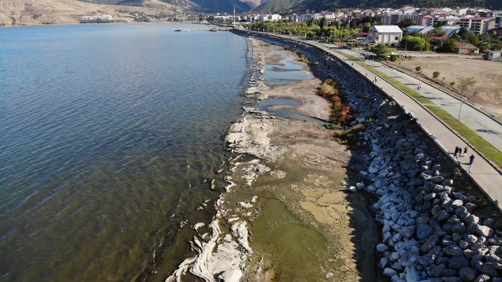 Van Gölü çekilmeye devam ediyor