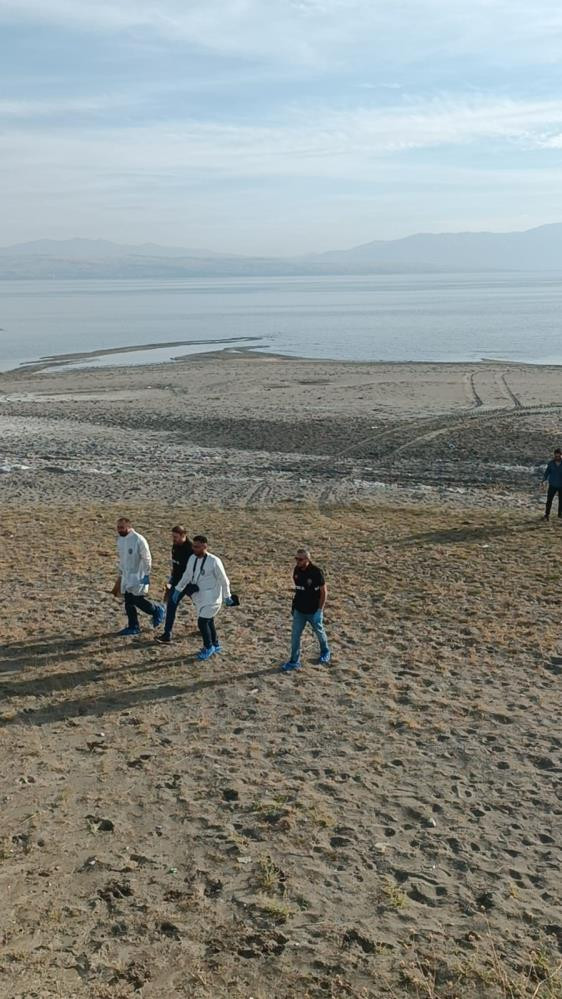 Van Gölü sahilinde Rojin'e ait olduğu iddia edilen kıyafet parçaları bulundu