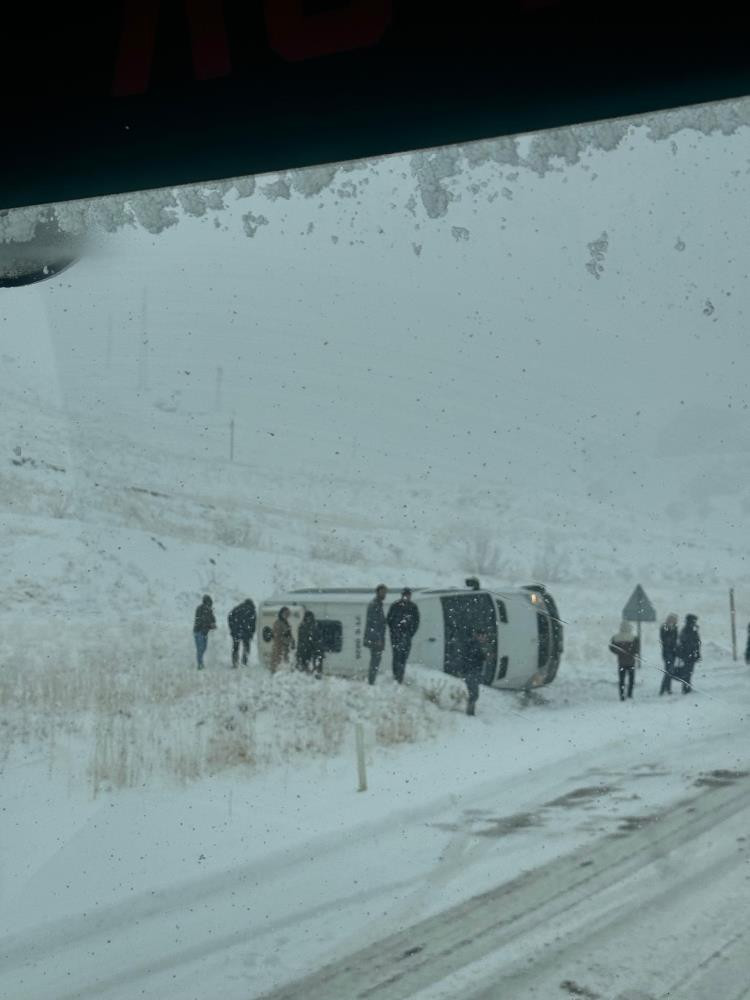 Van-Yüksekova karayolunda minibüs yolda çıkarak yan yattı