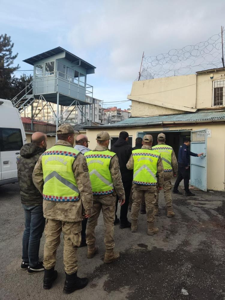 Van'da 5 düzensiz göçmen ile 4 organizatör yakalandı