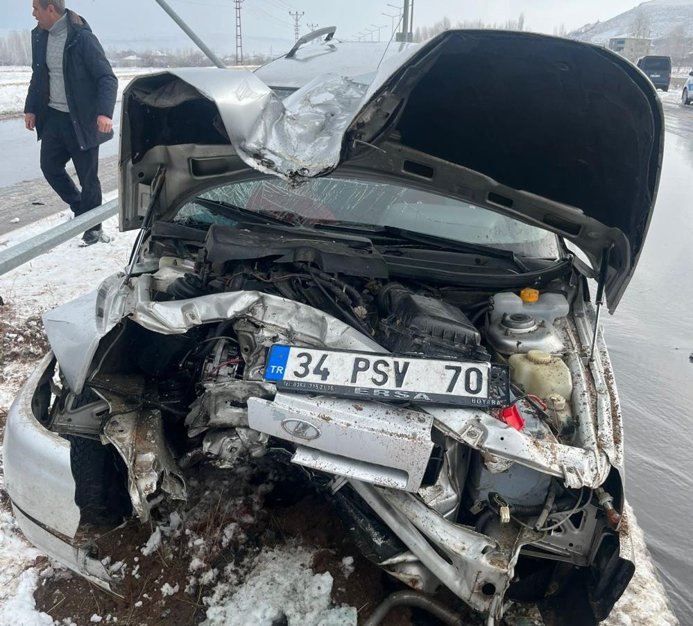 Van'da aydınlatma direğine çarpan otomobildeki 4 kişi yaralandı