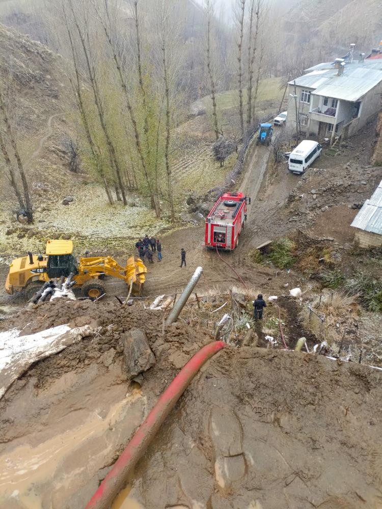 Van'da ev ve ahır yangını