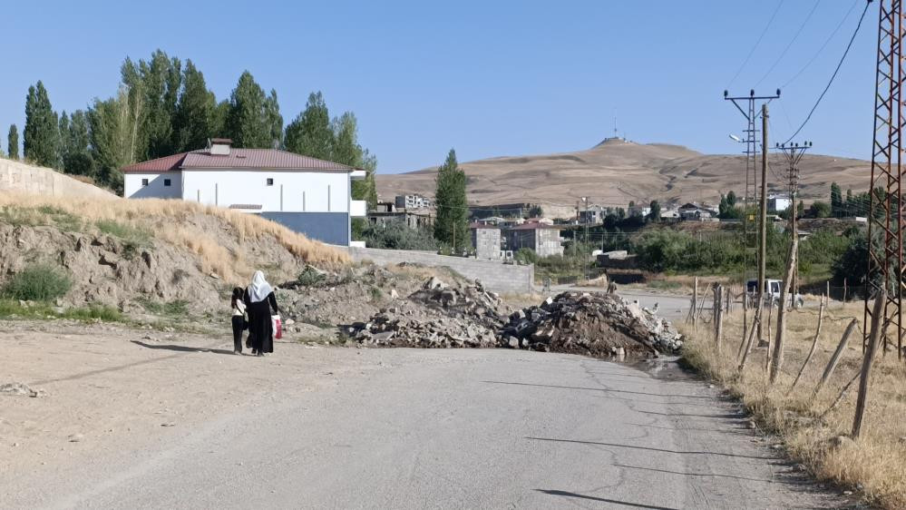 Van'da iki mahalleyi birbirine bağlayan yol yeniden trafiğe açıldı