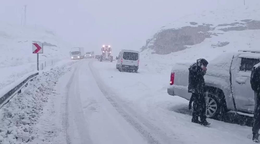 Van'da kar yağışı trafik kazalarına neden oldu, yol saatlerce ulaşıma kapandı