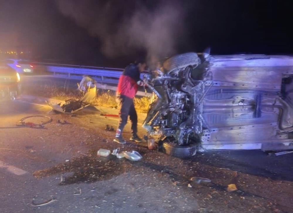 Van'da kontrolden çıkan otomobil devrildi: 5 yaralı