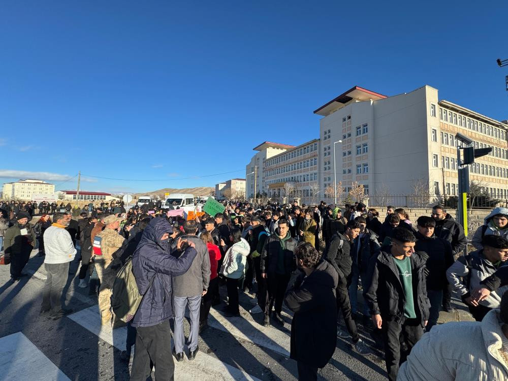 Van'da öğrenciler üst geçit için eylem yaptı