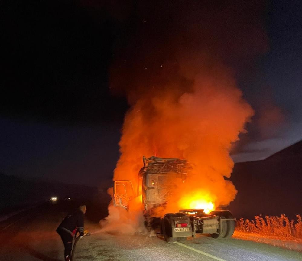 Van'da seyir halinde tır alev alev yandı