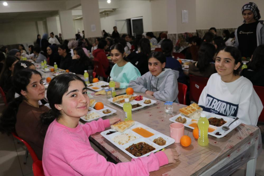 Van'daki okul pansiyonlarında restoranları aratmayan yemek menüsü