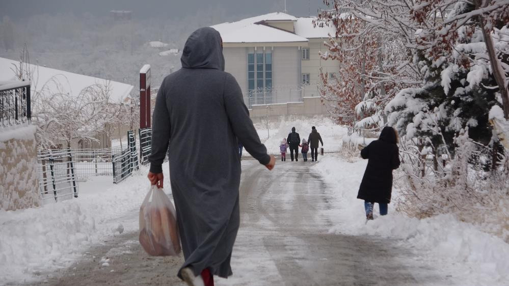 Van'ın Bahçesaray ilçesinde olumsuz havadan dolayı taşımalı eğitime 1 gün süre ile ara verild